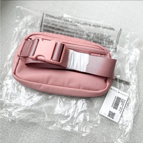 Lululemon Everywhere Belt Bag 1L - Pastel Pink NWT - Picture 4 of 8
